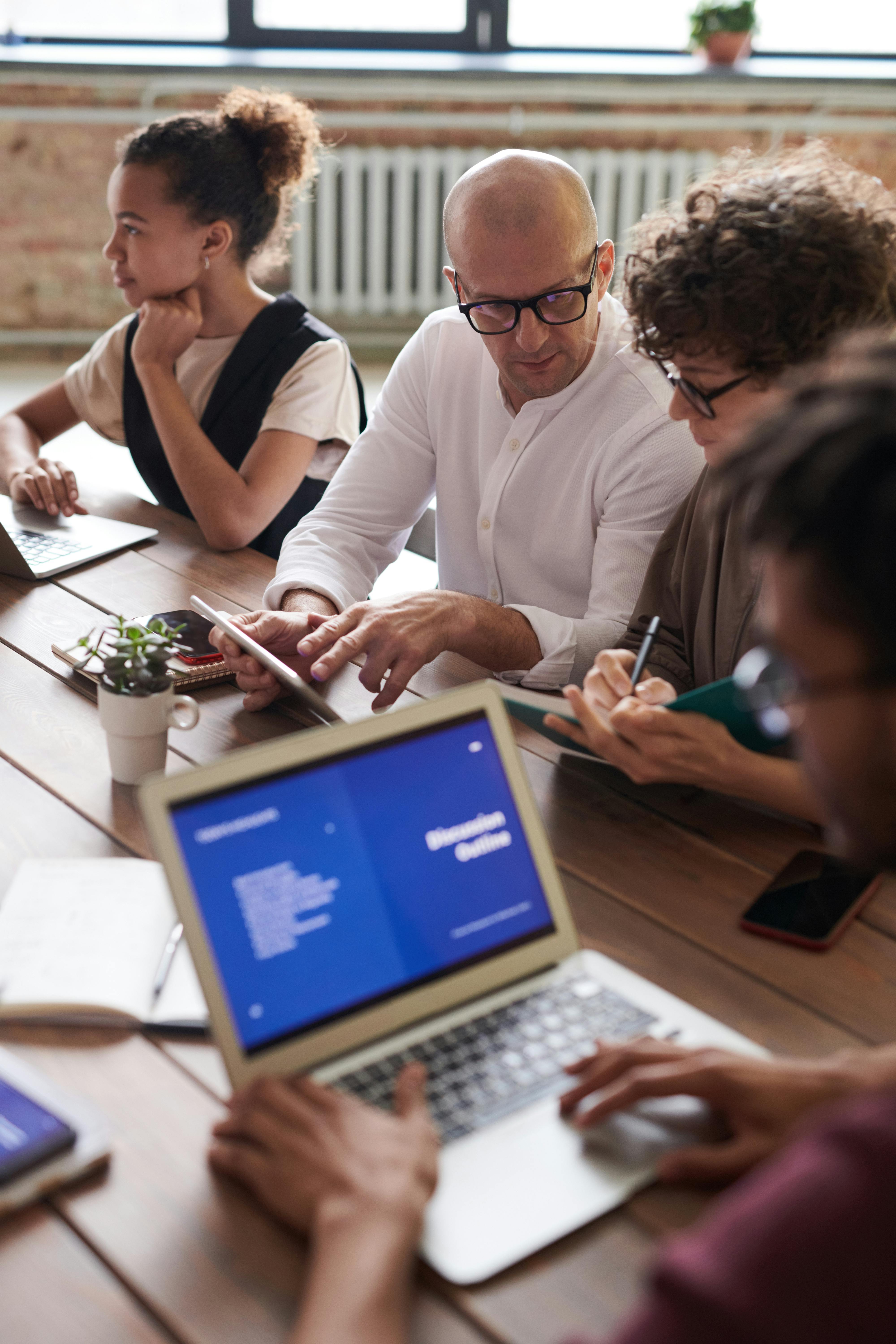 Dilvoria-digital_marketing-team-discussions